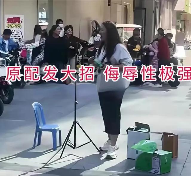 三在其店前发饮料搞直播：高手之间的较量米乐体育app网站河南一女子报复闺蜜小(图1)